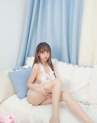 欧美黑白壁纸女生露肩_蓝光在线播放观看